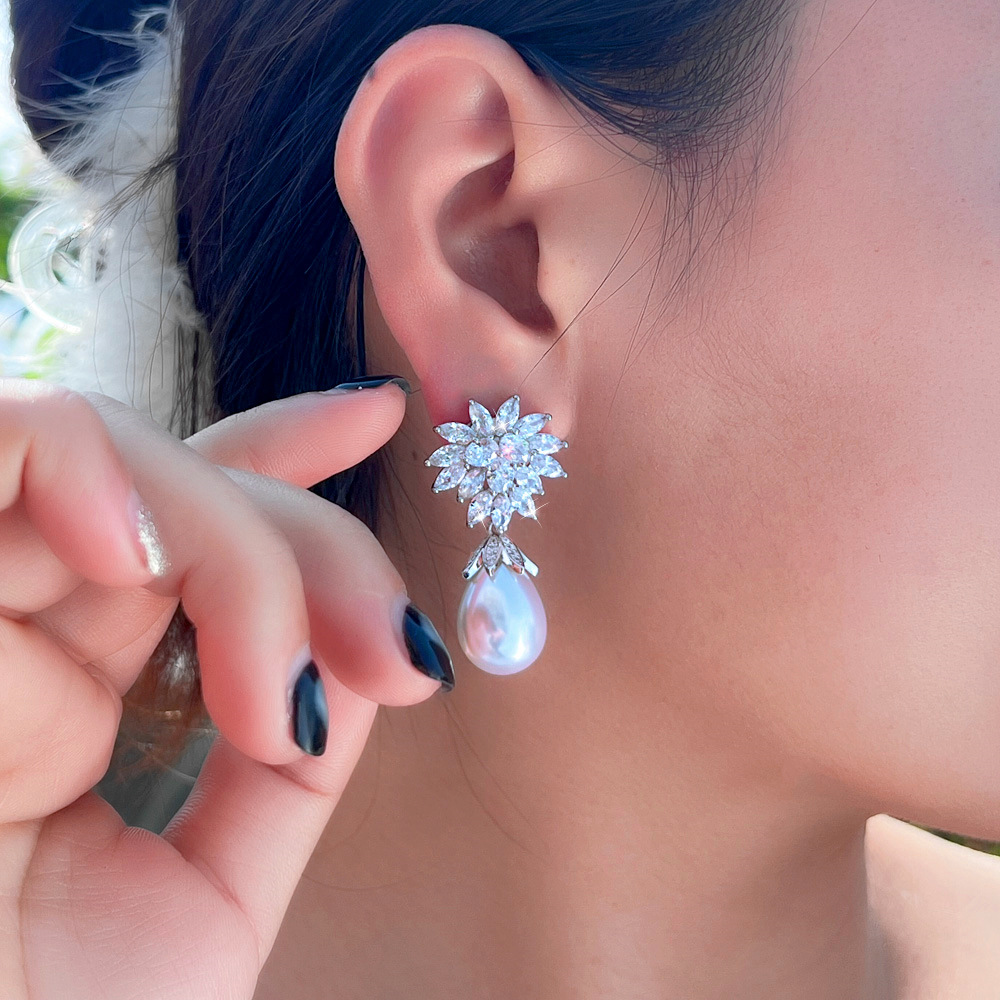 Luxury-sleek fashion snowflake pearl zirconia earrings - elegant ear ornaments for formal weddings and banquets, suitable for brides' gowns.