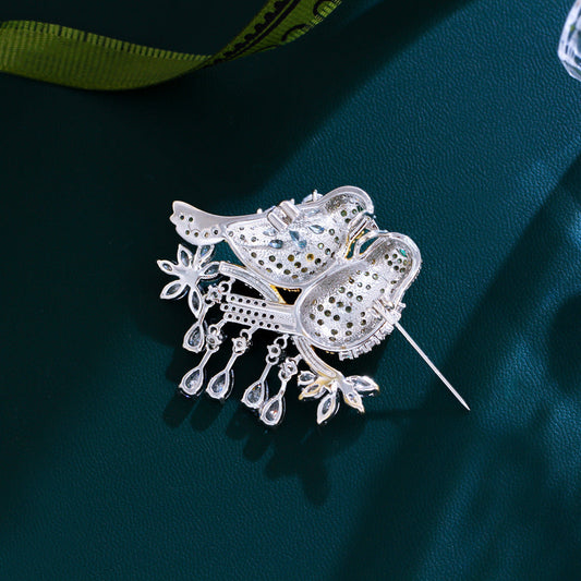 Korean version of light luxury color micro-set zirconia heart-shaped brooch for women's formal accessories couple's small bird-shaped love bird brooch