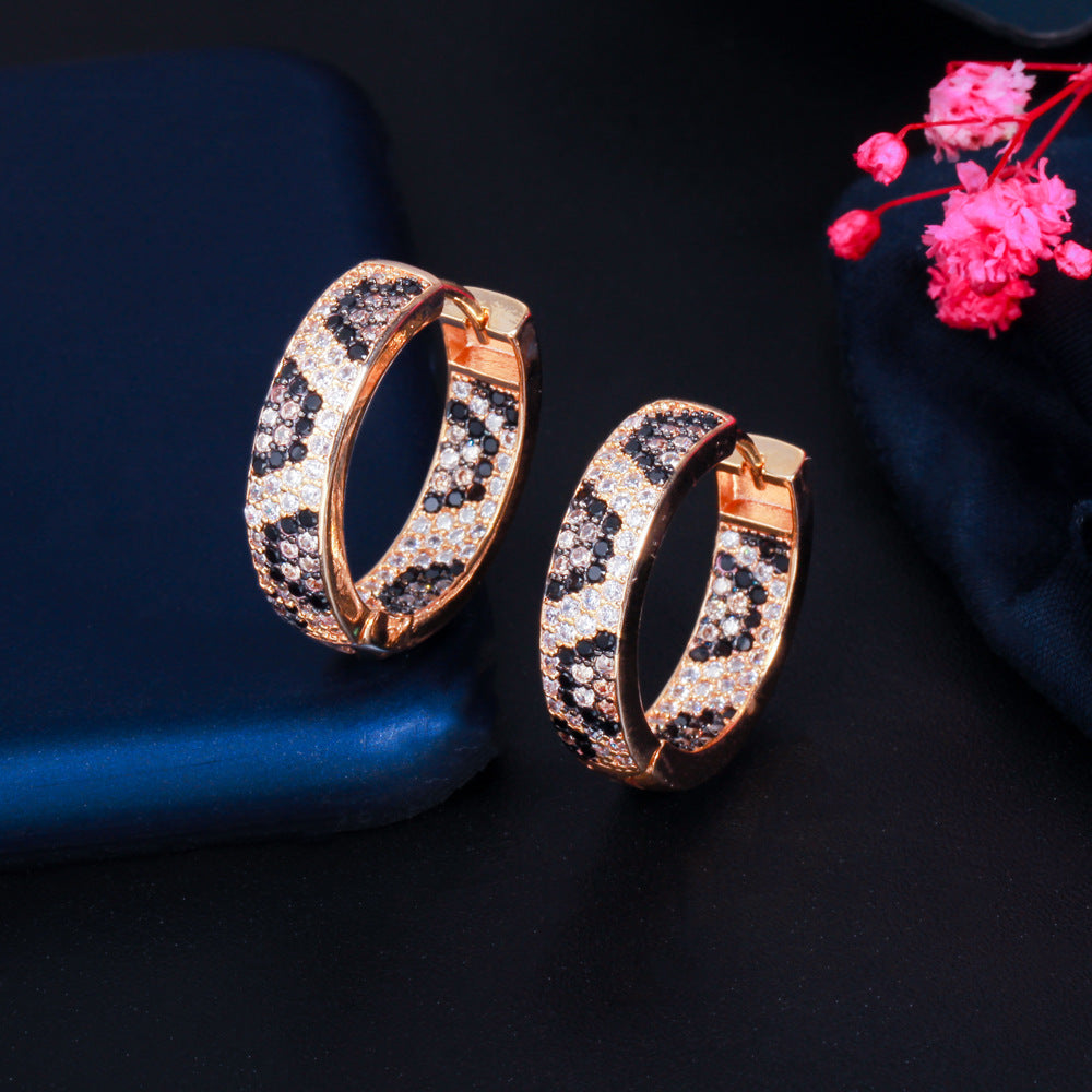 Best-selling new gold-plated leopard-print ear cuffs with tiny zirconia inlays Trendy ear accessories in batch of golden ear clasps