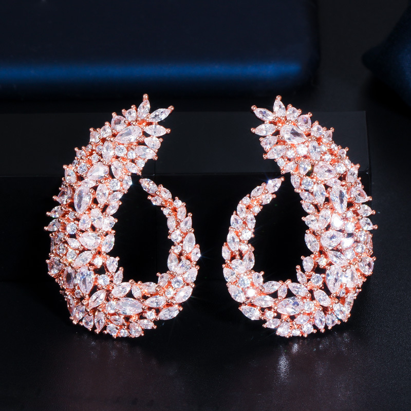 European Heavy Industry Star Fashion High-end and Elegant Leaf-shaped Earrings Set with Zirconia Stones - Versatile and Stylish Ear Accessories