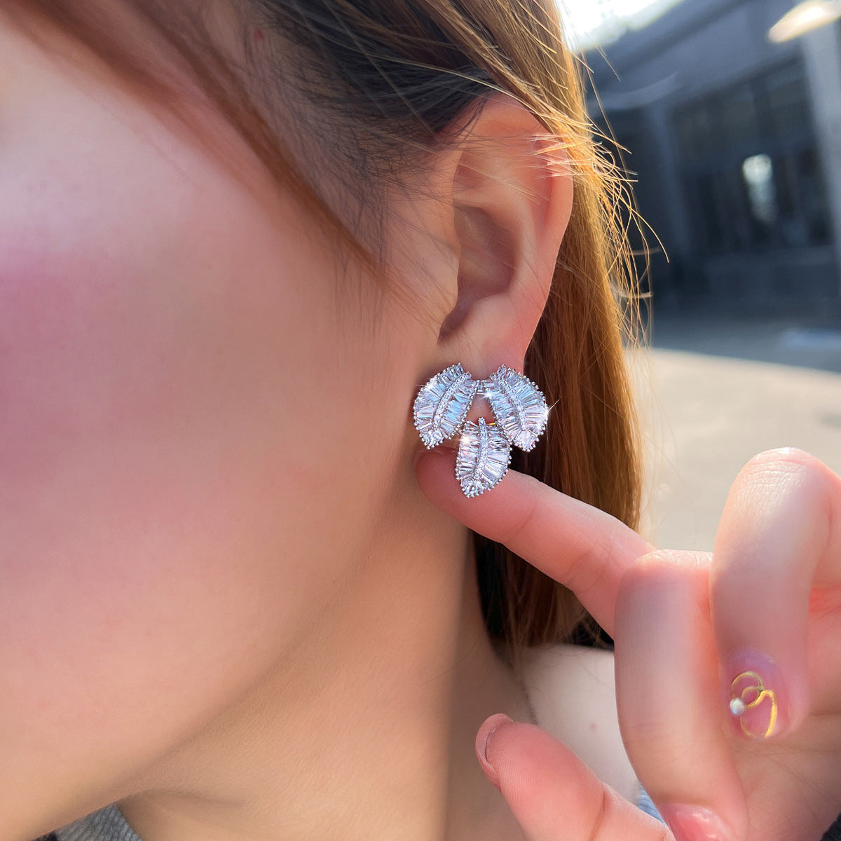 Luxury-sleek and enchanting Korean and Japanese shiny three-dimensional leaf earrings highly versatile and suitable for all occasions featuring small inlay of zirconia unique ear jewelry