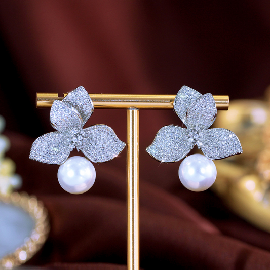 S925 silver needle luxury petal pearl earrings, small-scale design with unique style, exudes a sense of sophistication. Flower-shaped zirconia earrings as an accessory.