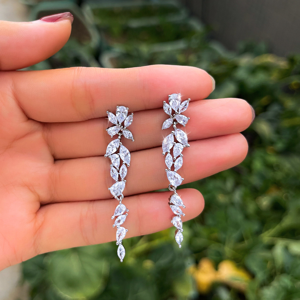 Luxury-luxurious, niche-style long-stemmed fringed zircon ear studs for women featuring a fashionable and elegant look typical of a high-class lady The same style as the flower-shaped earrings for women