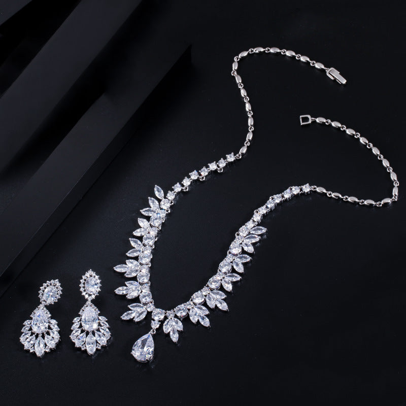 Two-piece set of high-end earrings and necklaces from Europe and America. Zircon jewelry for evening gowns and wedding dresses