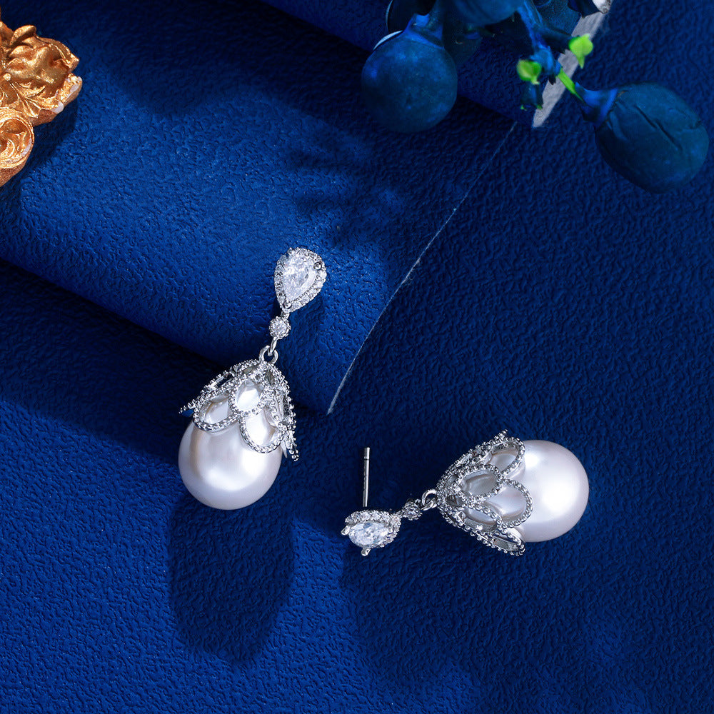 Japanese and Korean minimalist luxury lace pearl earrings with silver pins set with zirconia and mother-of-pearl beads Fashionable and versatile earrings for women
