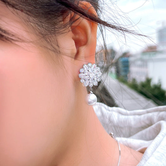 Korean version pearl flower glitter zirconia ear clips - fashionable and light-hearted women's ear accessories