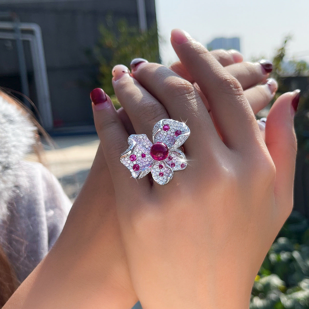 French-style minimalist luxury high-purity diamond sophisticated ring for women exuding elegant charm Red gemstone with ultra-shiny finish heavy precious gemstones three-dimensional flower-shaped finger ring