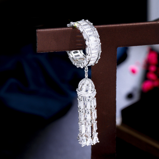Designer Ins series full-diamond fringed ultra-gorgeous ring with three-dimensional micro-set zirconia hollow design unique personalized finger ring accessory