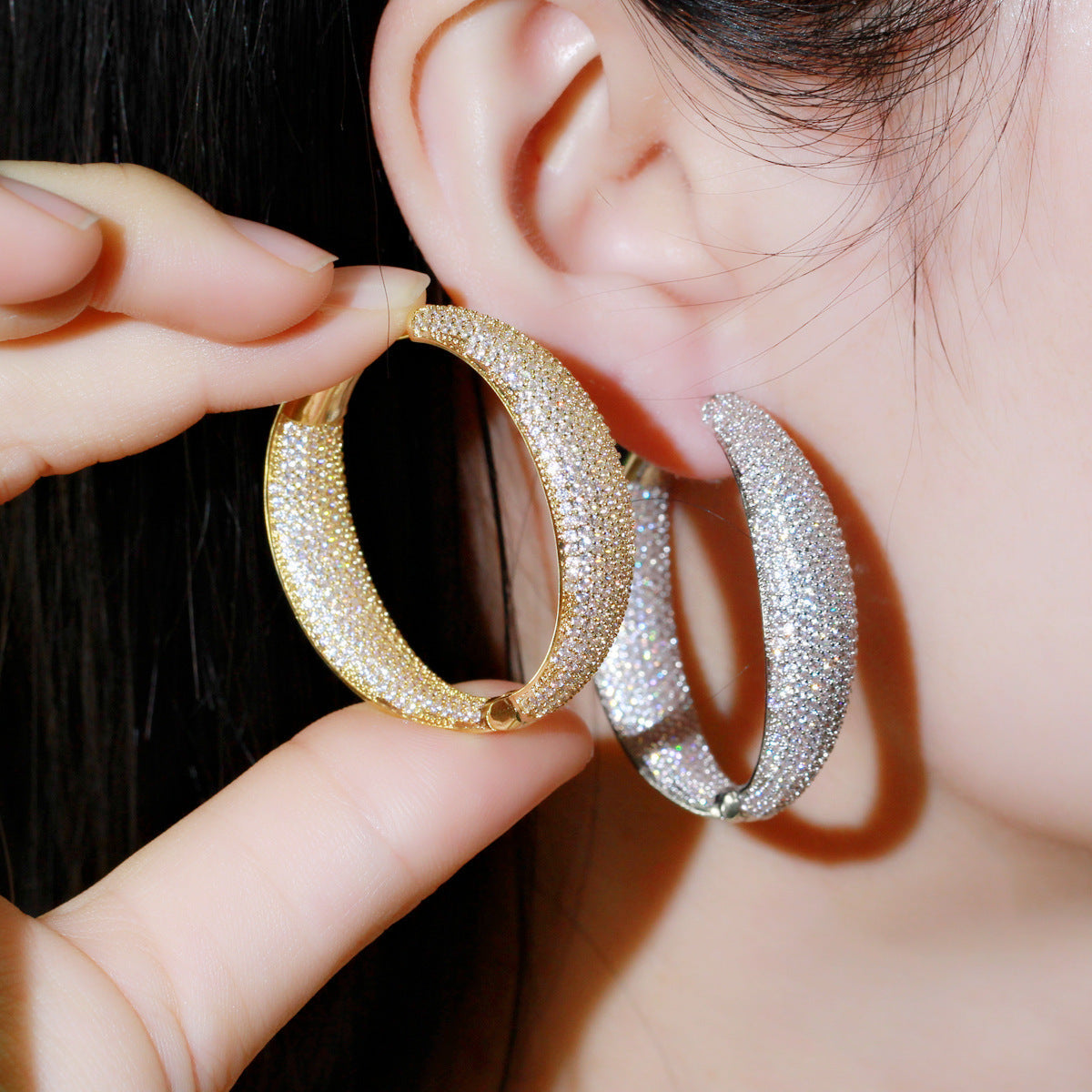 European and American minimalist round ear ring with micro-set sparkling diamonds and zirconium stones copper-plated gold, fashionable earrings for the ears