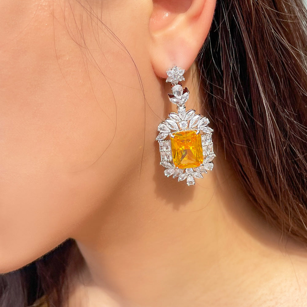Heavyweight copper-set zircon earrings with high-end rectangular emerald gemstones and Asche yellow diamonds as the ear pendants