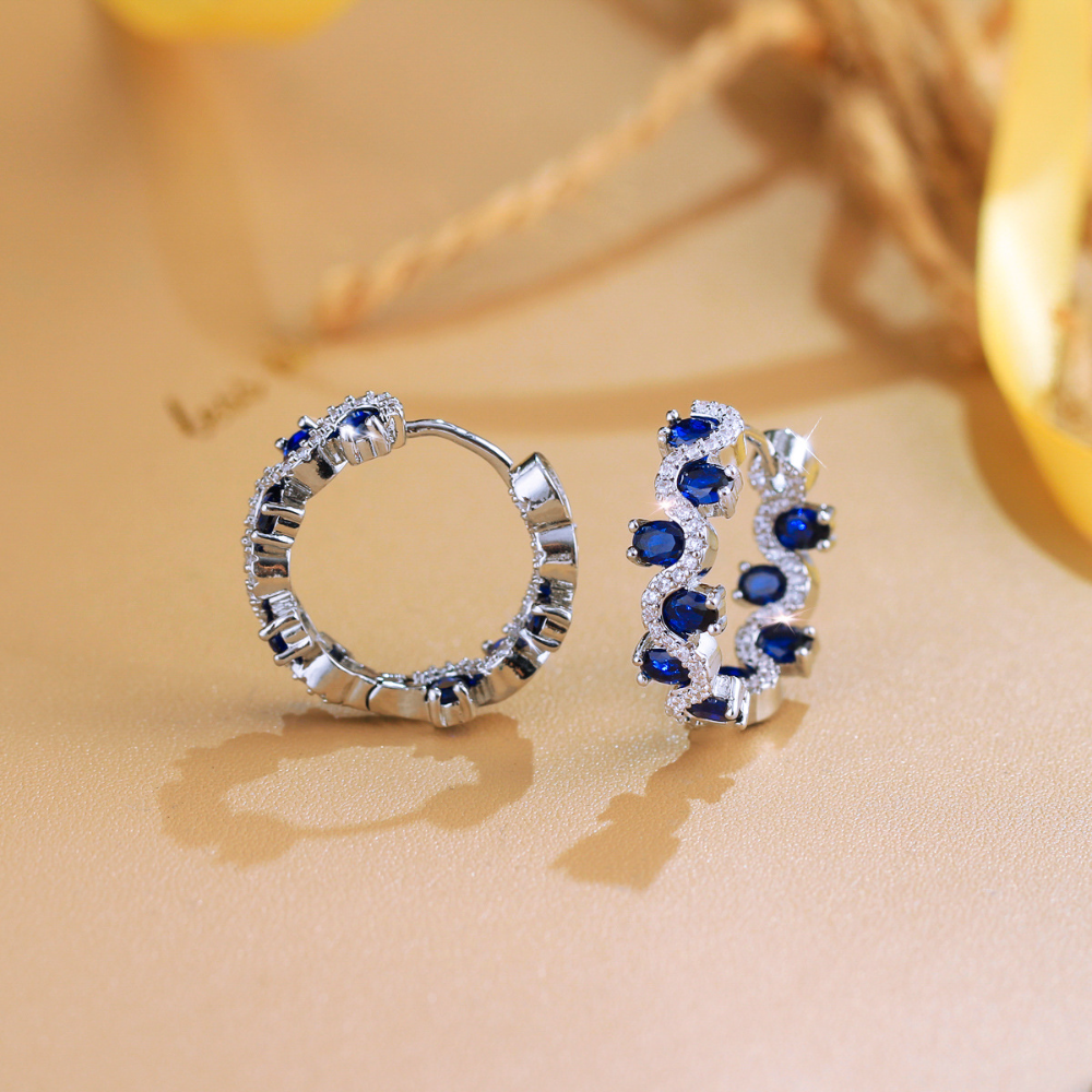 Geometric circular stud earrings with high-end round rings Design featuring a subtle setting of zirconia stones Versatile and exquisite accessories for the ears