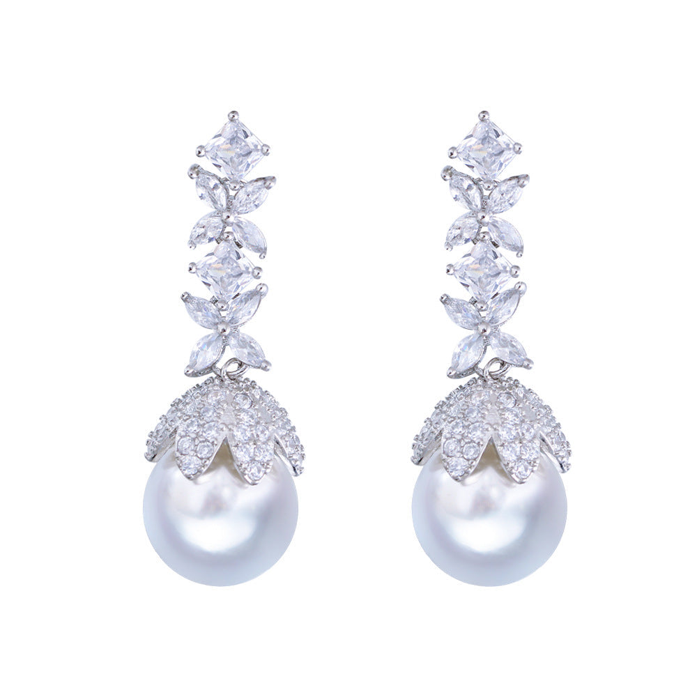 Korean high-class lady's pearl fringed drop earrings featuring mother-of-pearl with elegant and sophisticated appearance Long-style diamond-set earrings