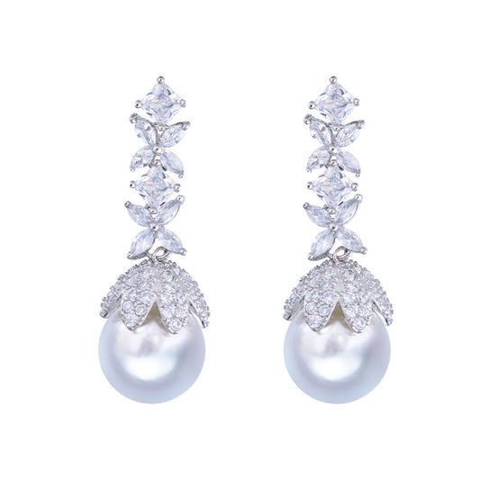 Korean high-class lady's pearl fringed drop earrings featuring mother-of-pearl with elegant and sophisticated appearance Long-style diamond-set earrings