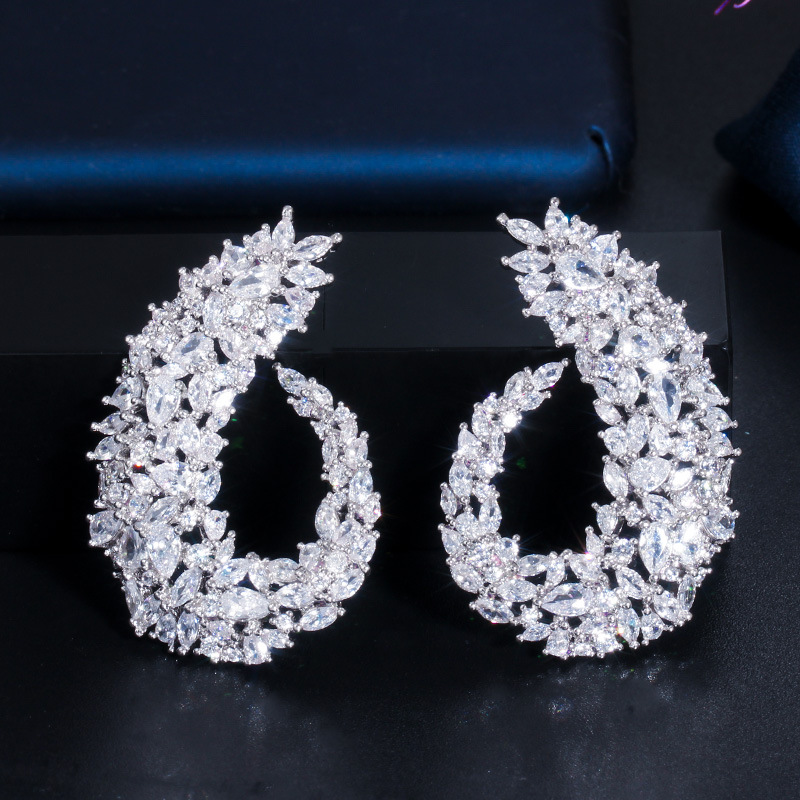 European Heavy Industry Star Fashion High-end and Elegant Leaf-shaped Earrings Set with Zirconia Stones - Versatile and Stylish Ear Accessories
