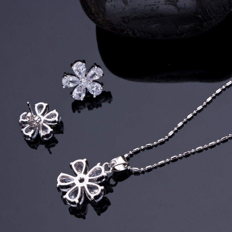 Newly launched bestseller - European and American fashionable jewelry small chain set - women's necklace and earrings set