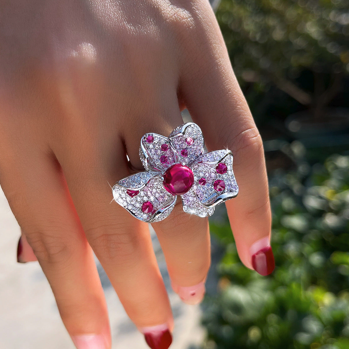 French-style minimalist luxury high-purity diamond sophisticated ring for women exuding elegant charm Red gemstone with ultra-shiny finish heavy precious gemstones three-dimensional flower-shaped finger ring