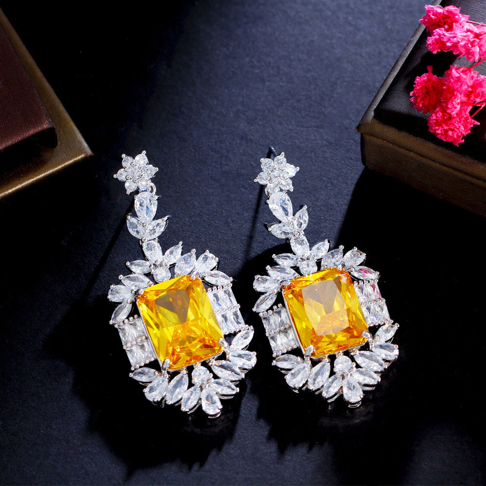 Heavyweight copper-set zircon earrings with high-end rectangular emerald gemstones and Asche yellow diamonds as the ear pendants