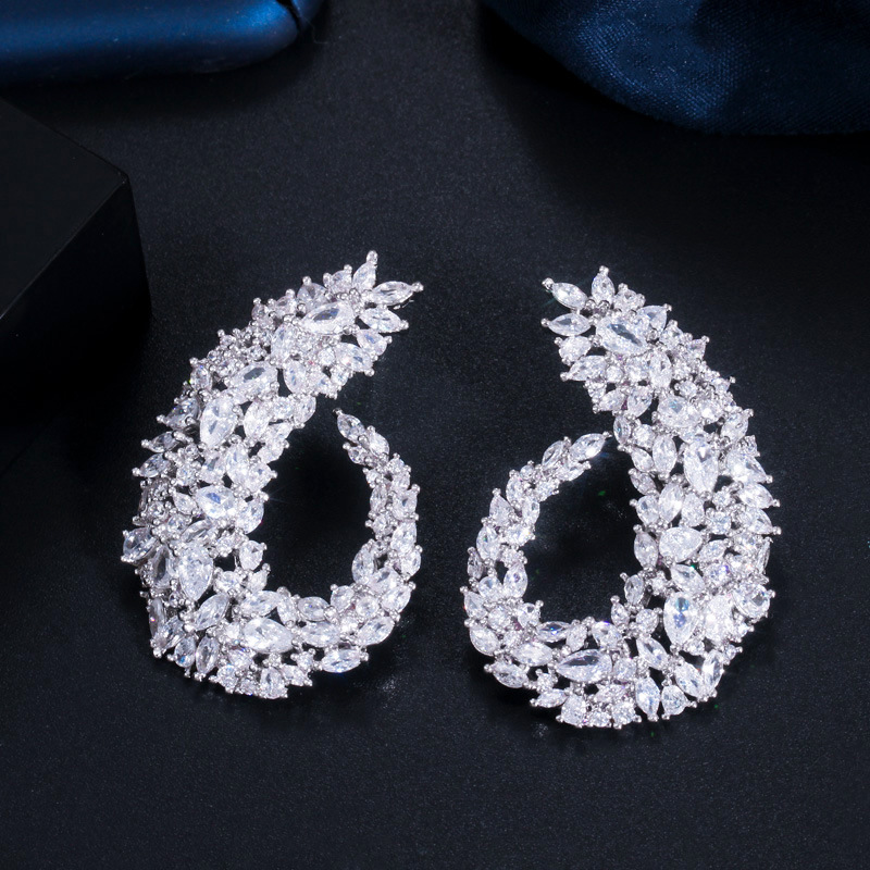 European Heavy Industry Star Fashion High-end and Elegant Leaf-shaped Earrings Set with Zirconia Stones - Versatile and Stylish Ear Accessories