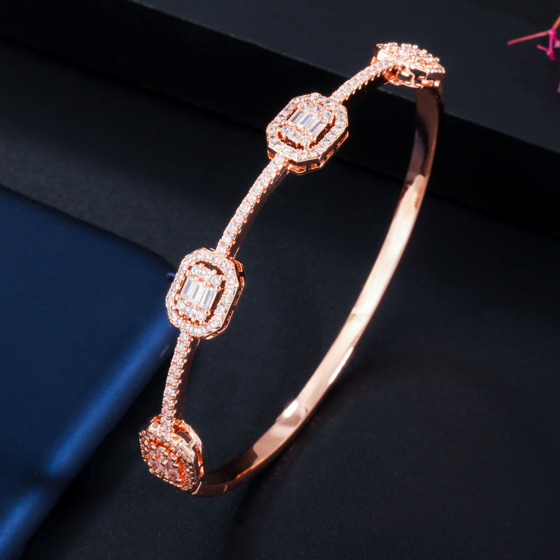 Korean-style fashionable women's versatile bracelet with micro-set AAA zirconia and genuine gold electroplating