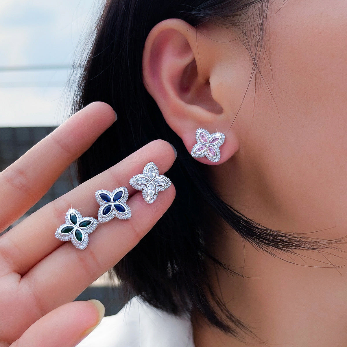 Luxury-luxurious four-leaf clover stud earrings with full diamonds simple yet elegant featuring a touch of sophistication personalized and fashionable a little unconventional accessory
