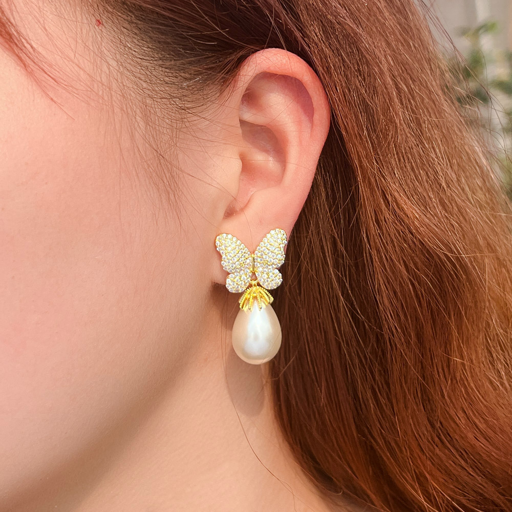 French-style bow-shaped pearl earrings with a sweet and elegant look featuring three-dimensional micro-set zirconia stones S925 silver stud earrings an extremely enchanting accessory
