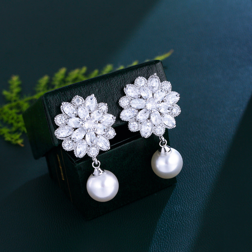 Korean version pearl flower glitter zirconia ear clips - fashionable and light-hearted women's ear accessories