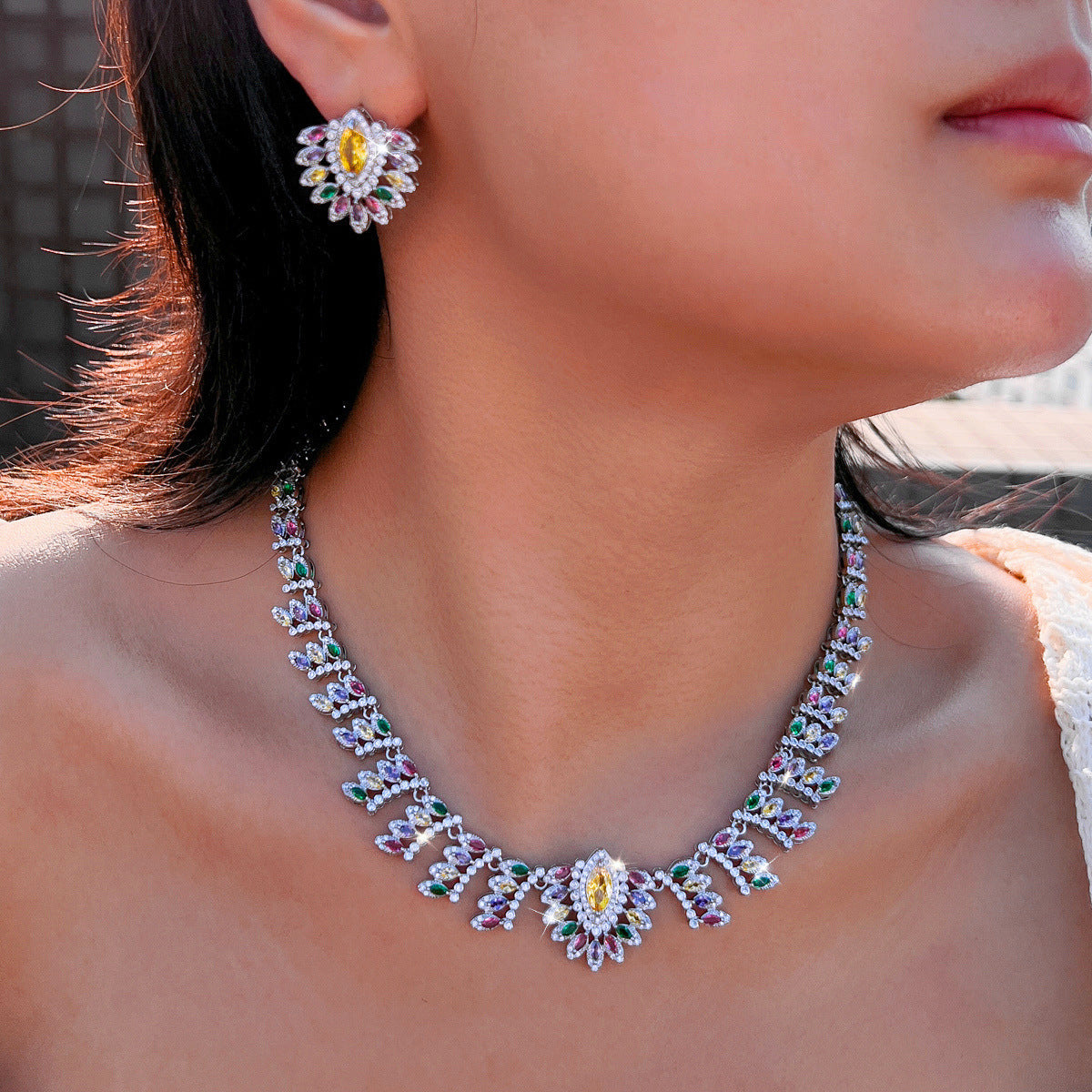 The bride's wedding dress jewelry set features zirconia inlay multi-color necklace and earrings as well as a luxurious diamond bracelet