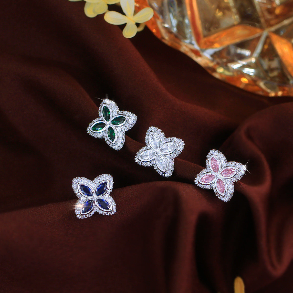 Luxury-luxurious four-leaf clover stud earrings with full diamonds simple yet elegant featuring a touch of sophistication personalized and fashionable a little unconventional accessory