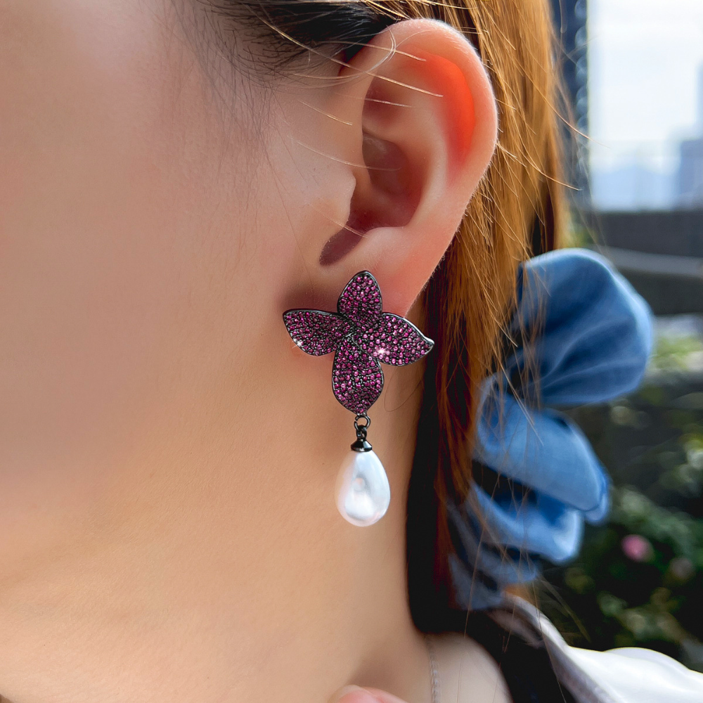 S925 silver needle luxury fashion leaf petal pearl earrings and stud earrings exuding elegance Gemstone gun black multi-purpose earrings