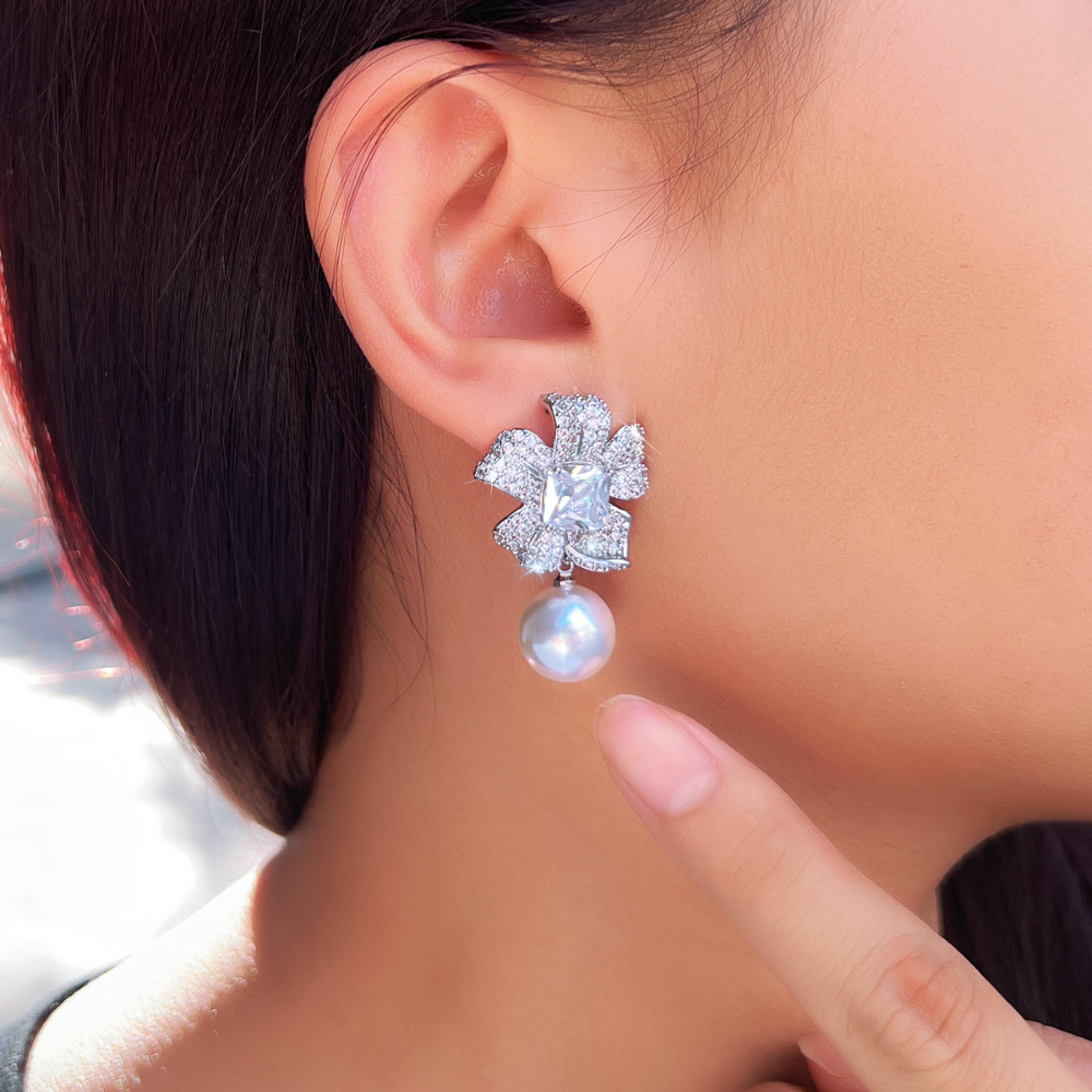 S925 silver needle-shaped floral pearl earrings - elegant and luxurious ear studs for women with a unique small design and grand appearance