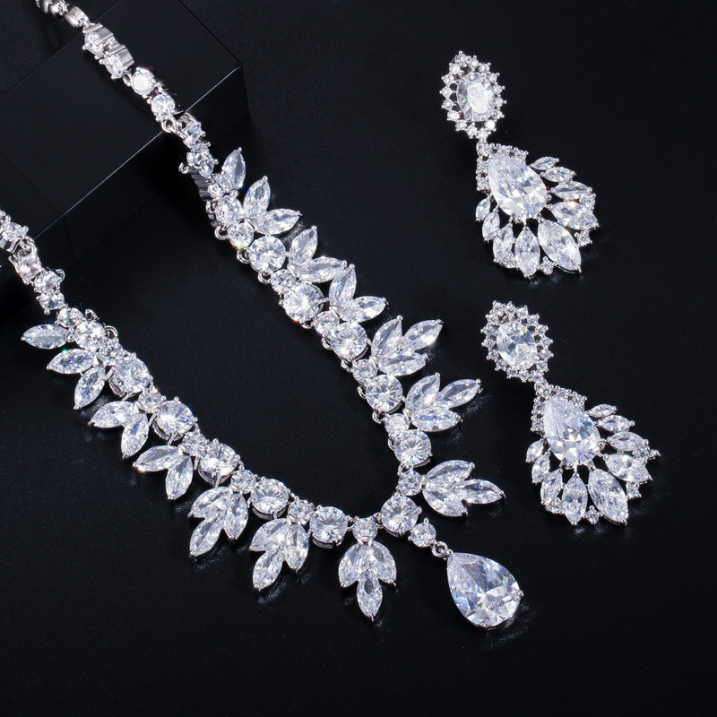 Two-piece set of high-end earrings and necklaces from Europe and America Zircon jewelry for evening gowns and wedding dresses