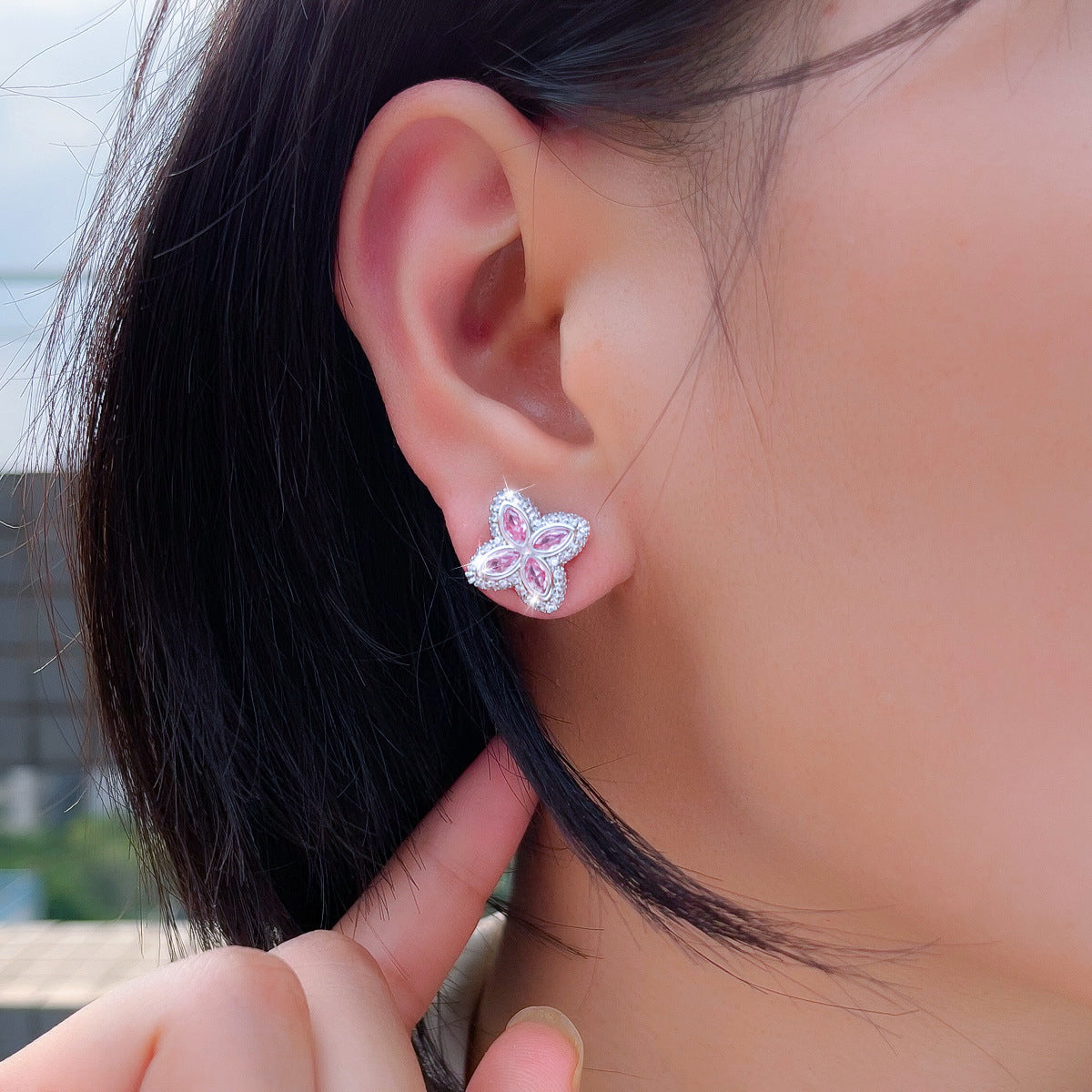 Luxury-luxurious four-leaf clover stud earrings with full diamonds simple yet elegant featuring a touch of sophistication personalized and fashionable a little unconventional accessory