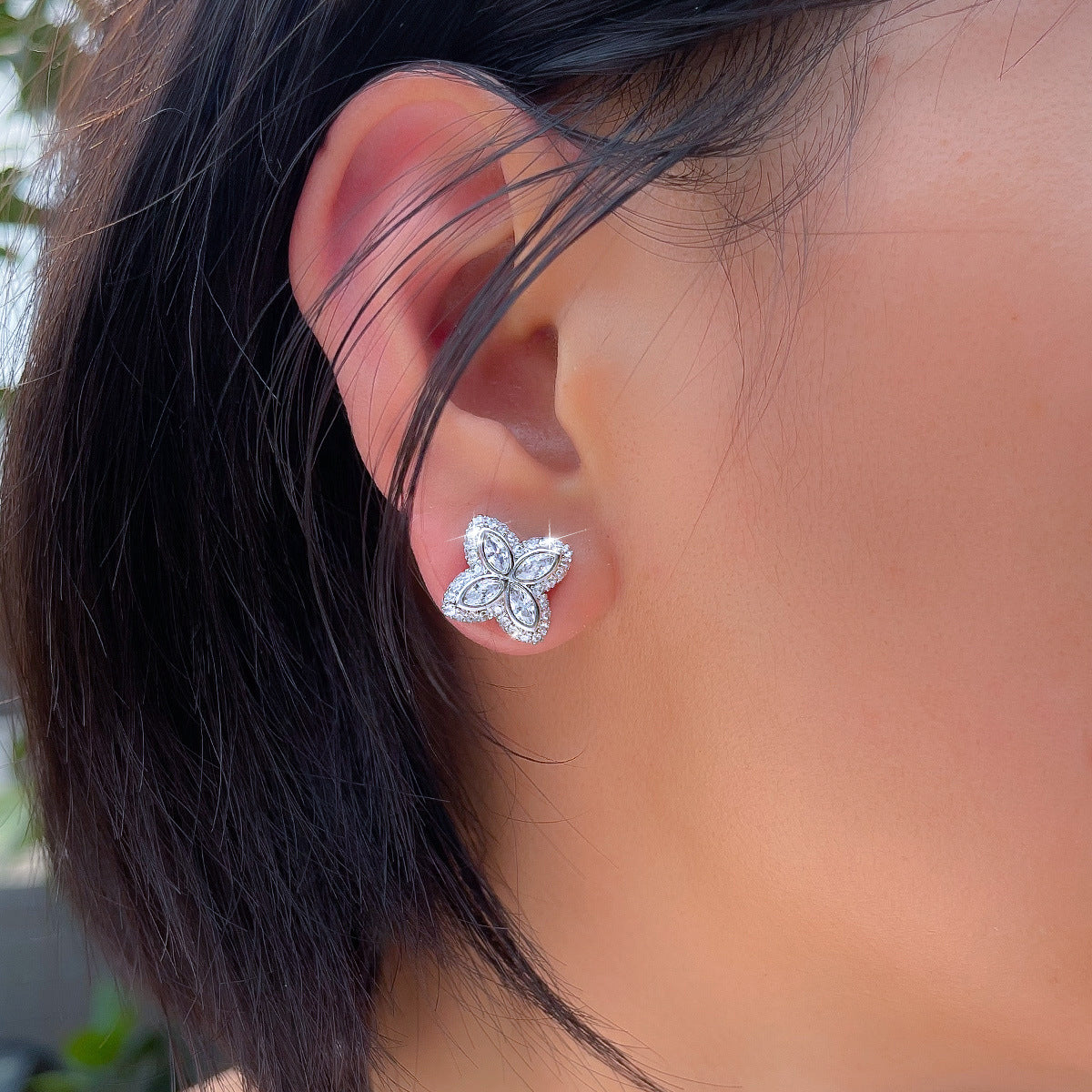 Luxury-luxurious four-leaf clover stud earrings with full diamonds simple yet elegant featuring a touch of sophistication personalized and fashionable a little unconventional accessory