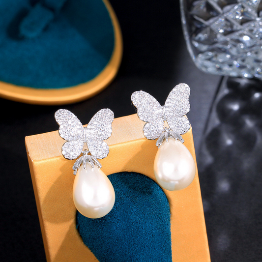 French-style bow-shaped pearl earrings with a sweet and elegant look featuring three-dimensional micro-set zirconia stones S925 silver stud earrings an extremely enchanting accessory