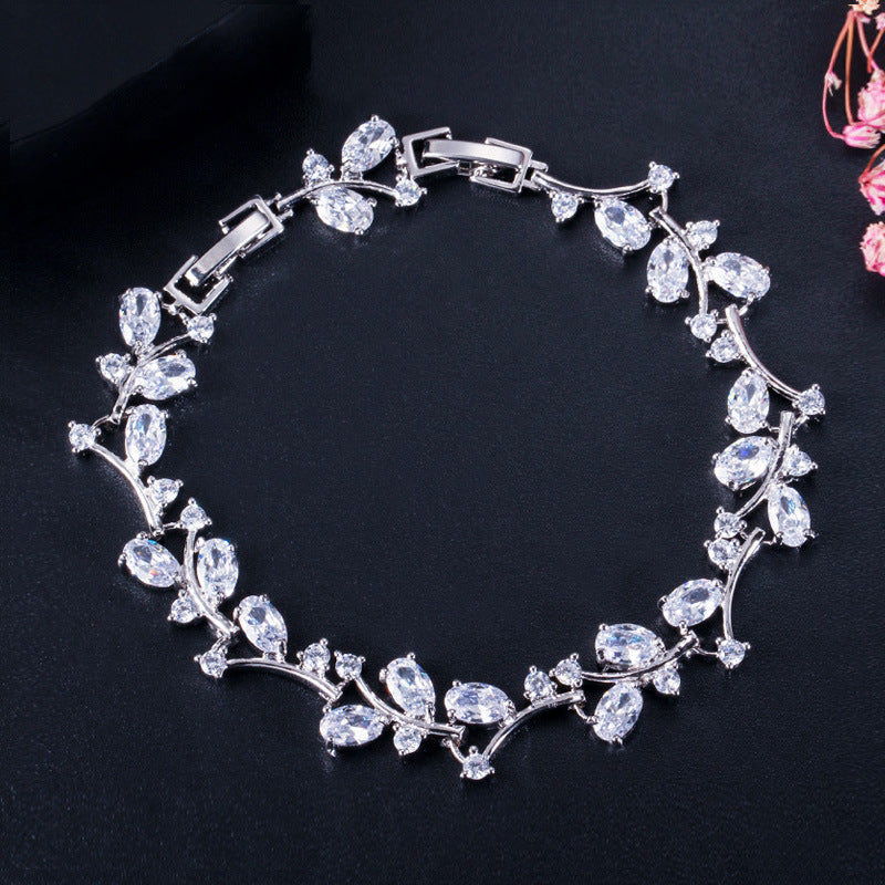 Fashionable and exquisite ladies' hand accessories - a shining AAA zircon hand chain with genuine gold electroplating