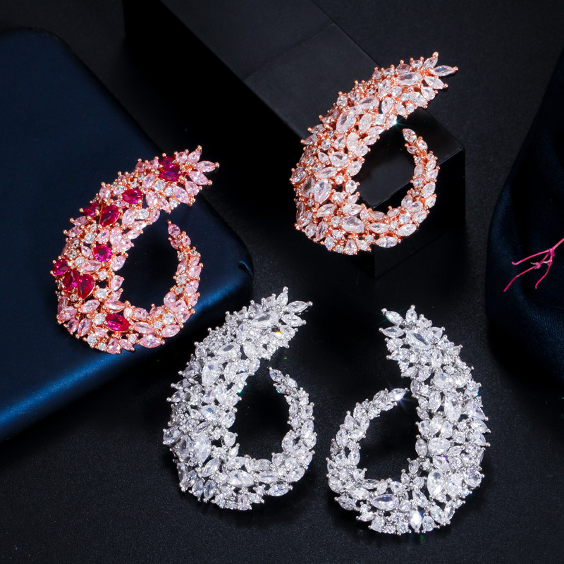 European Heavy Industry Star Fashion High-end and Elegant Leaf-shaped Earrings Set with Zirconia Stones - Versatile and Stylish Ear Accessories