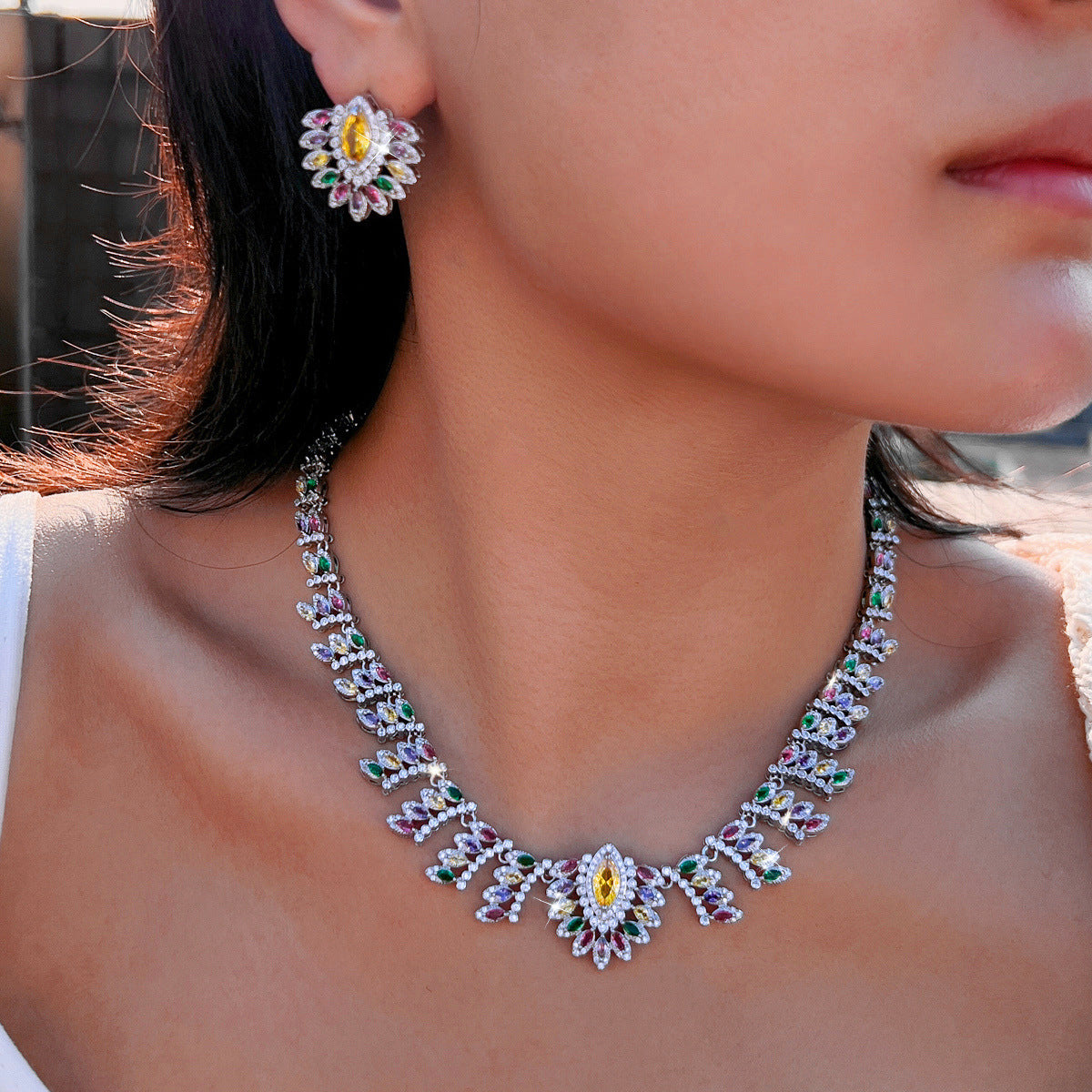 The bride's wedding dress jewelry set features zirconia inlay multi-color necklace and earrings as well as a luxurious diamond bracelet