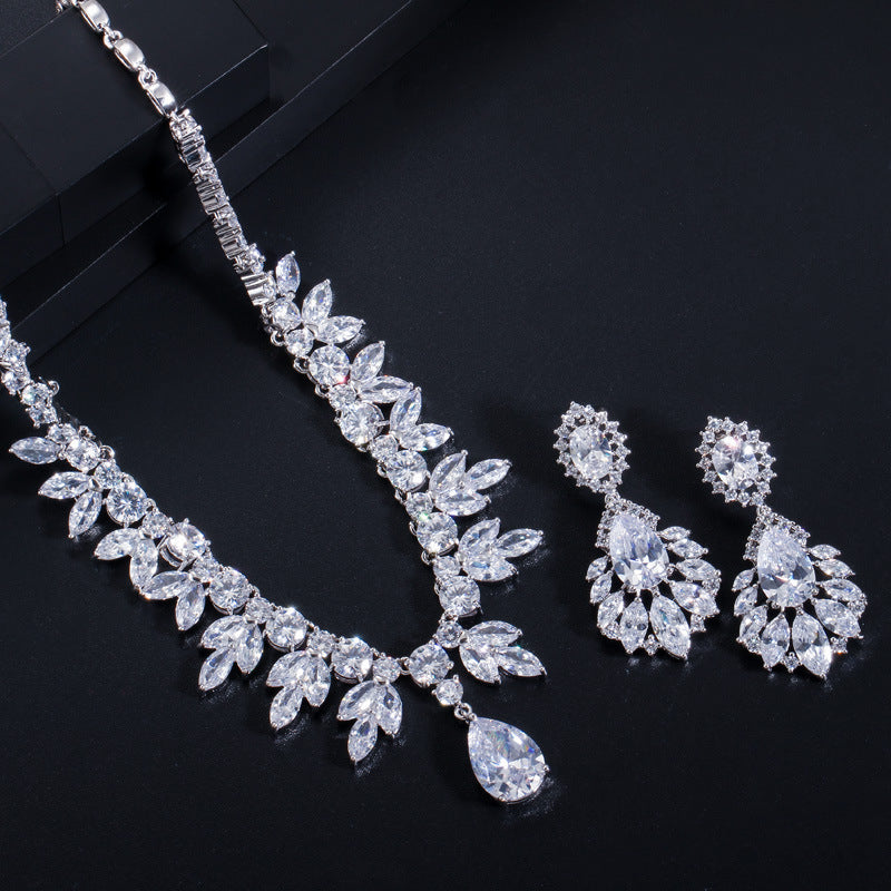 Two-piece set of high-end earrings and necklaces from Europe and America. Zircon jewelry for evening gowns and wedding dresses