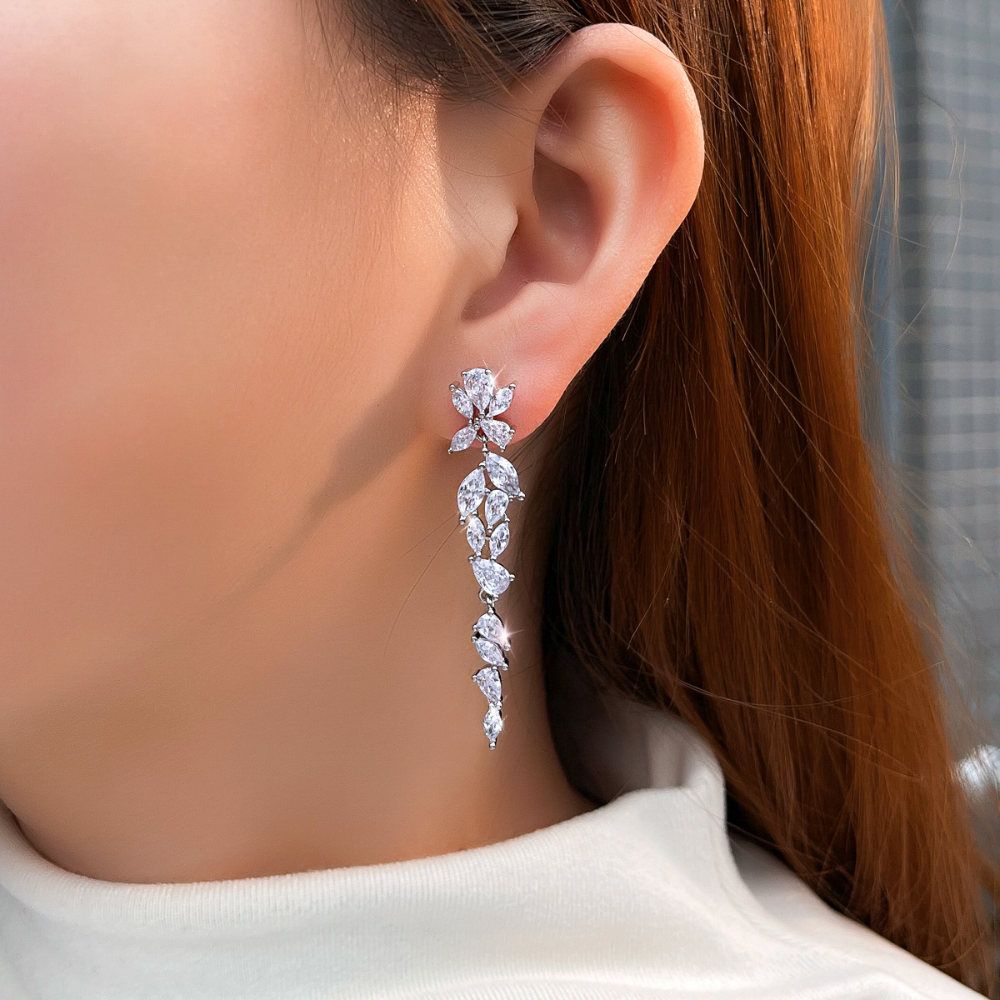 Luxury-luxurious, niche-style long-stemmed fringed zircon ear studs for women featuring a fashionable and elegant look typical of a high-class lady The same style as the flower-shaped earrings for women