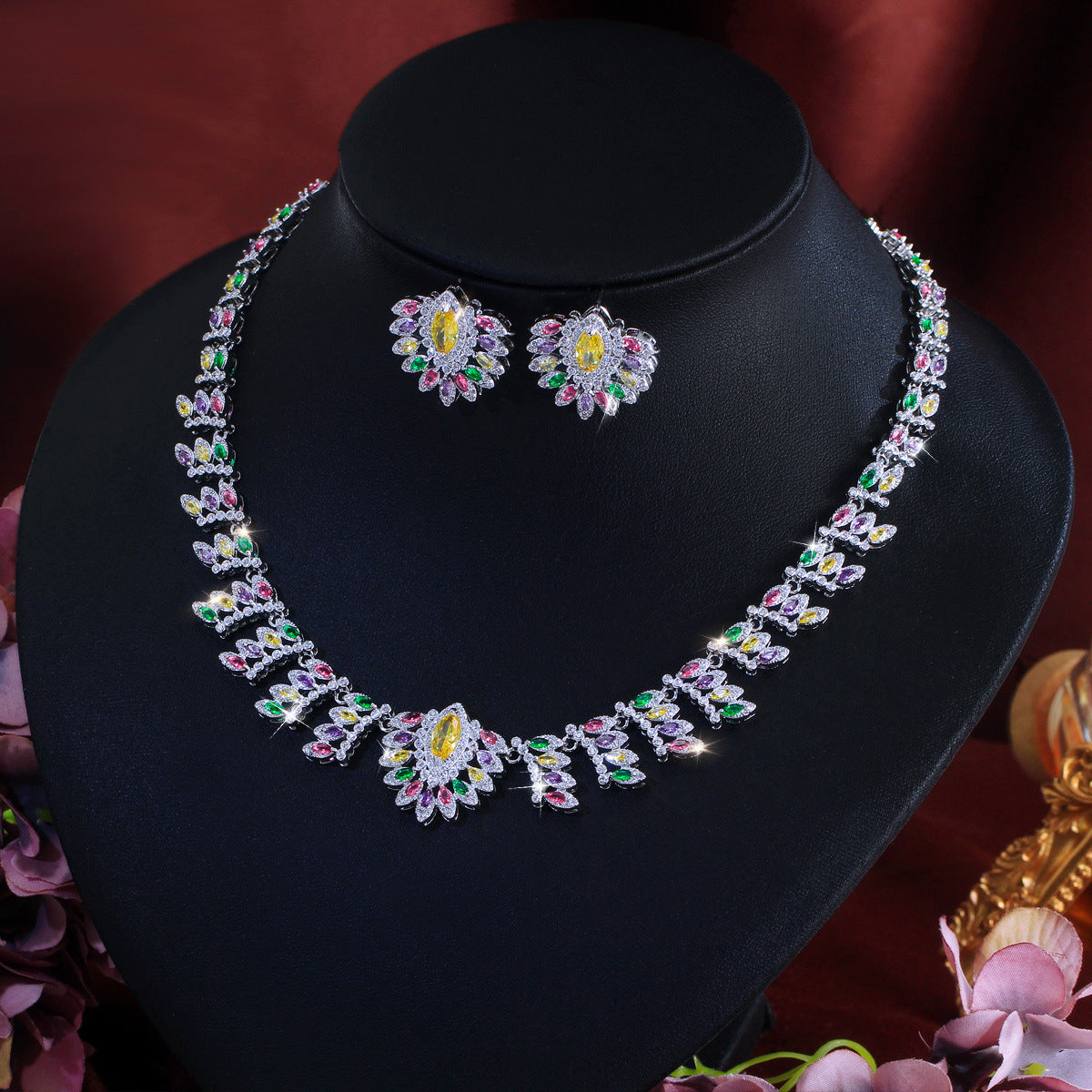 The bride's wedding dress jewelry set features zirconia inlay multi-color necklace and earrings as well as a luxurious diamond bracelet