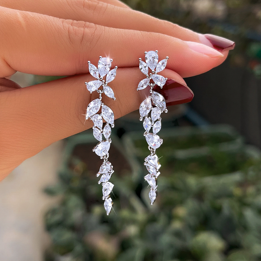 Luxury-luxurious, niche-style long-stemmed fringed zircon ear studs for women featuring a fashionable and elegant look typical of a high-class lady The same style as the flower-shaped earrings for women