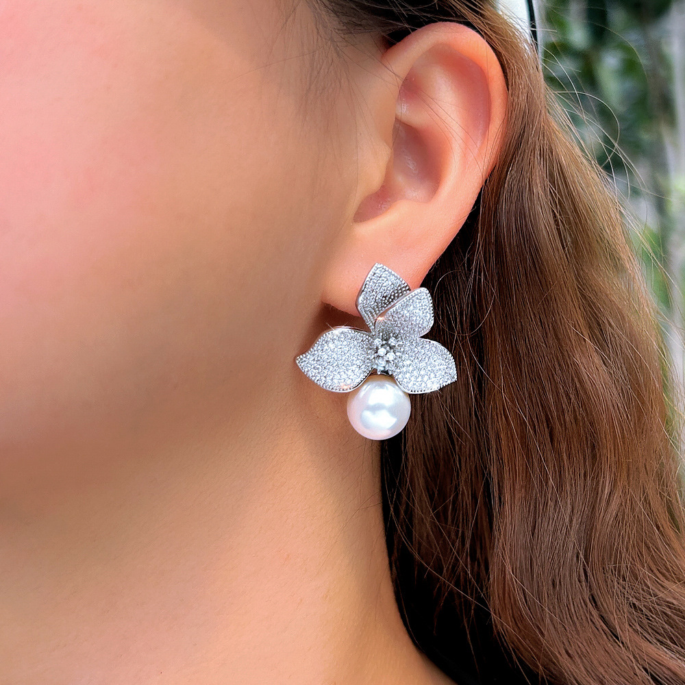 S925 silver needle luxury petal pearl earrings, small-scale design with unique style, exudes a sense of sophistication. Flower-shaped zirconia earrings as an accessory.