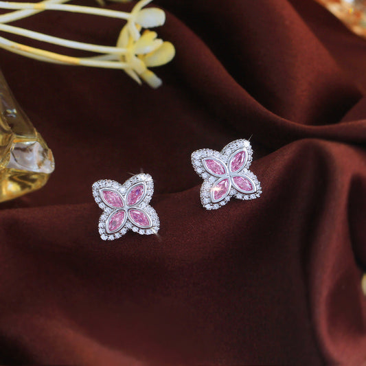 Luxury-luxurious four-leaf clover stud earrings with full diamonds simple yet elegant featuring a touch of sophistication personalized and fashionable a little unconventional accessory