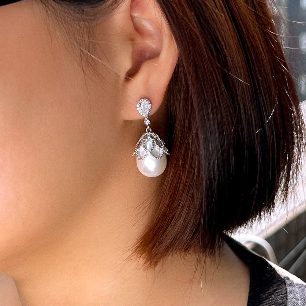 Japanese and Korean minimalist luxury lace pearl earrings with silver pins set with zirconia and mother-of-pearl beads Fashionable and versatile earrings for women