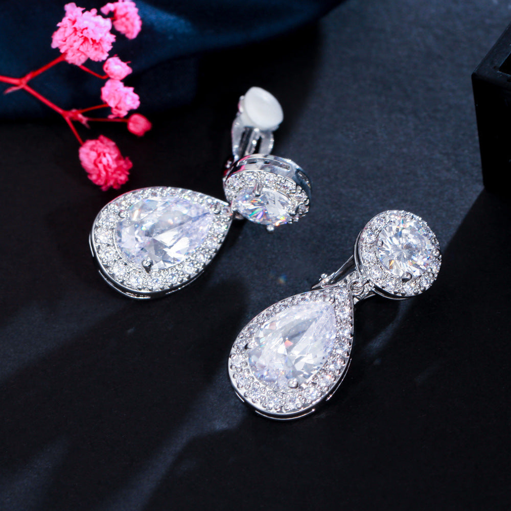 Simple and exclusive droplet-shaped ear clips with eight arrows and eight hearts set with AAA quality zirconia stones as an ear pendant