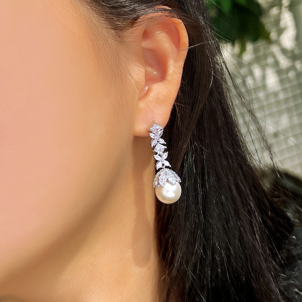 Korean high-class lady's pearl fringed drop earrings featuring mother-of-pearl with elegant and sophisticated appearance Long-style diamond-set earrings
