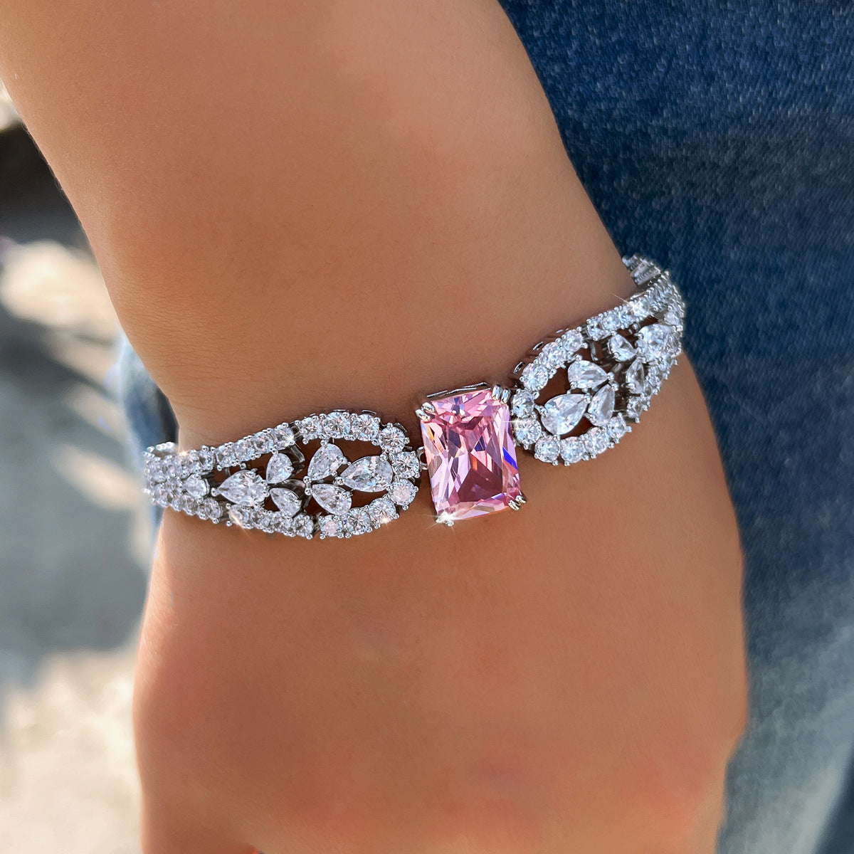 Princess pink diamond earbore hollowed-out minimalist luxury ins-style zircon bracelet sweet and versatile with elegant and sophisticated charm Handcrafted jewelry accessory
