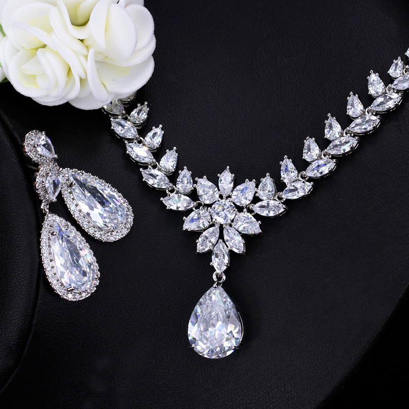European and American high-end zirconian bridal necklaces earrings bracelets and other accessories for wedding gowns