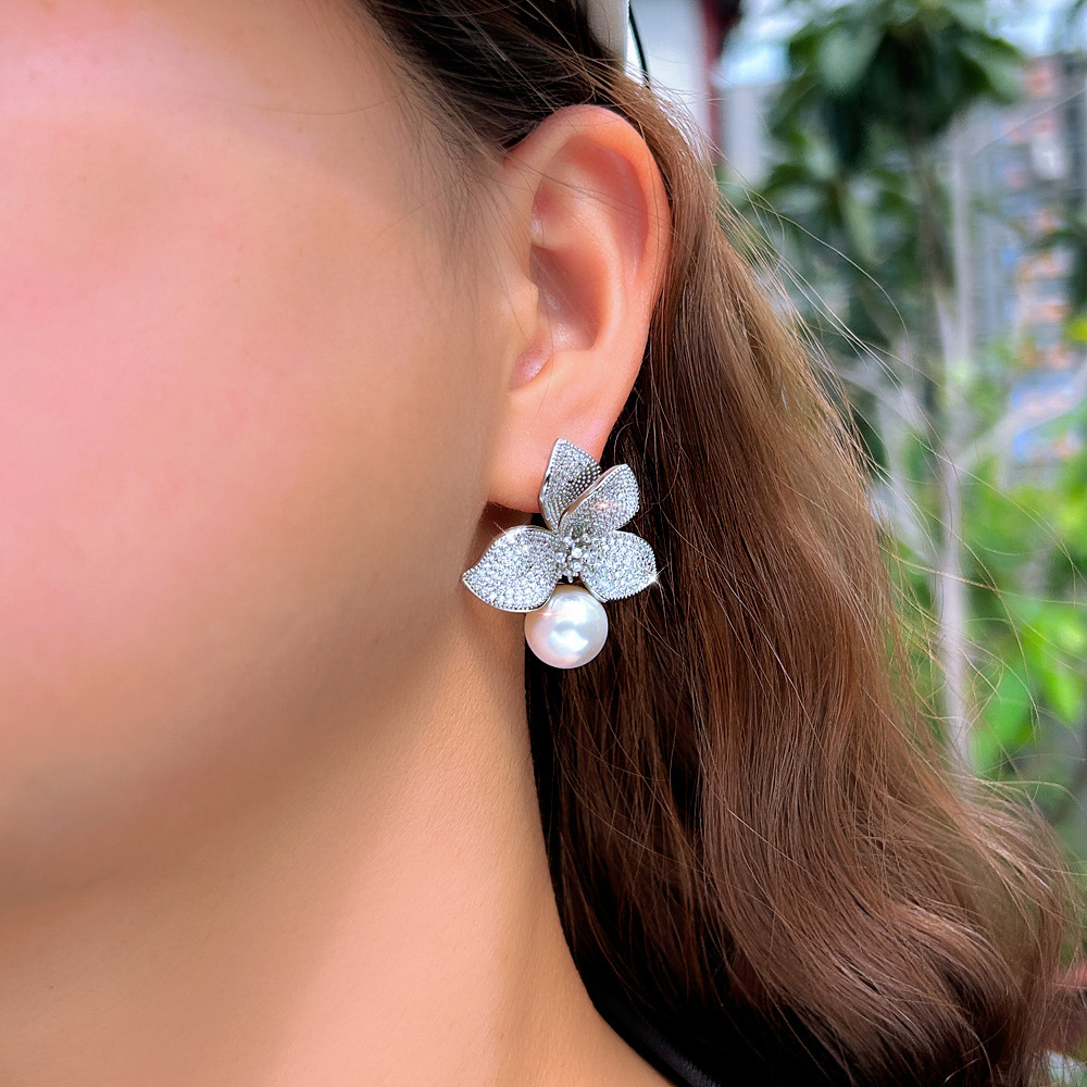 S925 silver needle luxury petal pearl earrings, small-scale design with unique style, exudes a sense of sophistication. Flower-shaped zirconia earrings as an accessory.