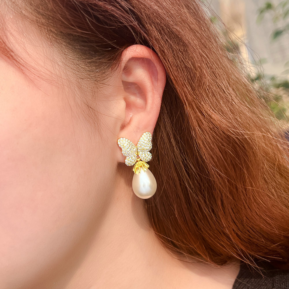 French-style bow-shaped pearl earrings with a sweet and elegant look featuring three-dimensional micro-set zirconia stones S925 silver stud earrings an extremely enchanting accessory